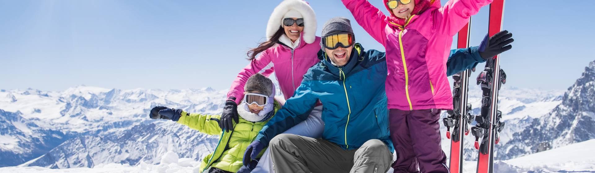 Famille en séjour à la montagne pour skier, couverte par l'Assurance Loisirs et Séjours GMF