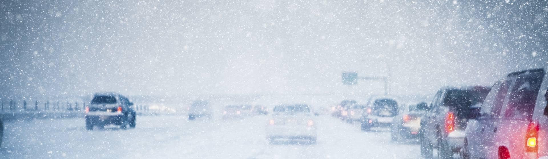 voitures sous la neige lors d'un sinistre événements climatiques