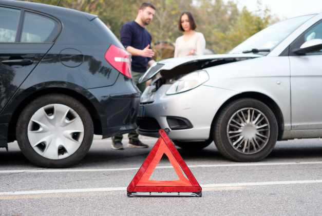 Voitures accidentées, le triangle sert à prévenir les autres conducteurs