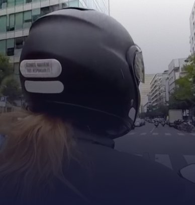 Personne conduisant un scooter